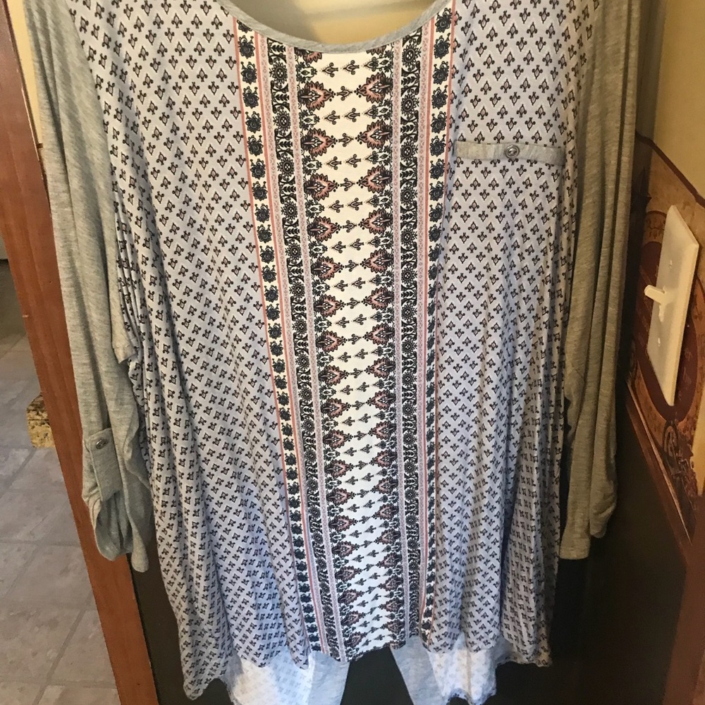 Maurice’s NWT 3/4 length shirt with button up back